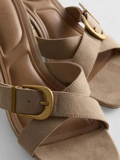 Sandalias de tacón grueso con hebilla