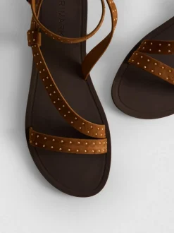 Sandalias de tiras con tachuelas
