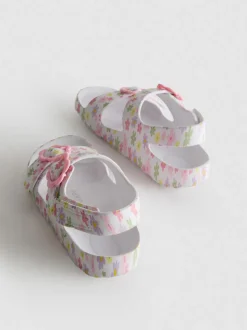 Sandalias estampadas con dos tiras y hebillas