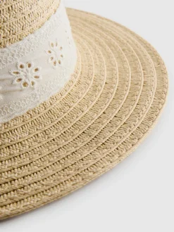 Sombrero tejido con banda de bordado inglés