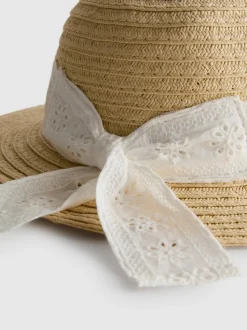 Sombrero tejido con banda de bordado inglés