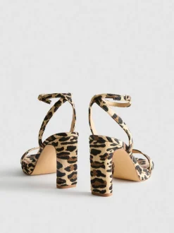 Tacones de plataforma con textura de leopardo