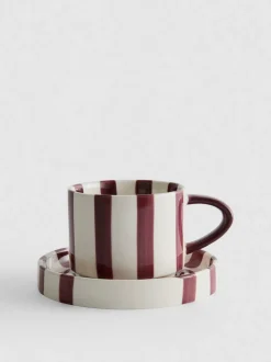 Taza de café y plato a rayas