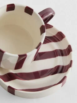 Taza de café y plato a rayas