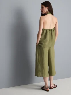 Top con cuello halter, botones y textura