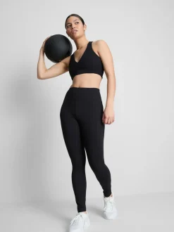 Top corto deportivo con cuello de pico y sujeción suave
