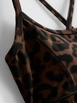 Top corto deportivo con espalda olímpica de leopardo