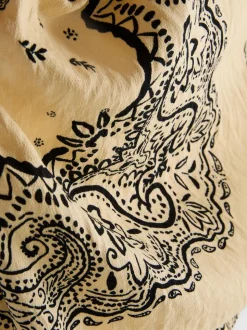 Top corto tipo bandana con estampado de cachemira
