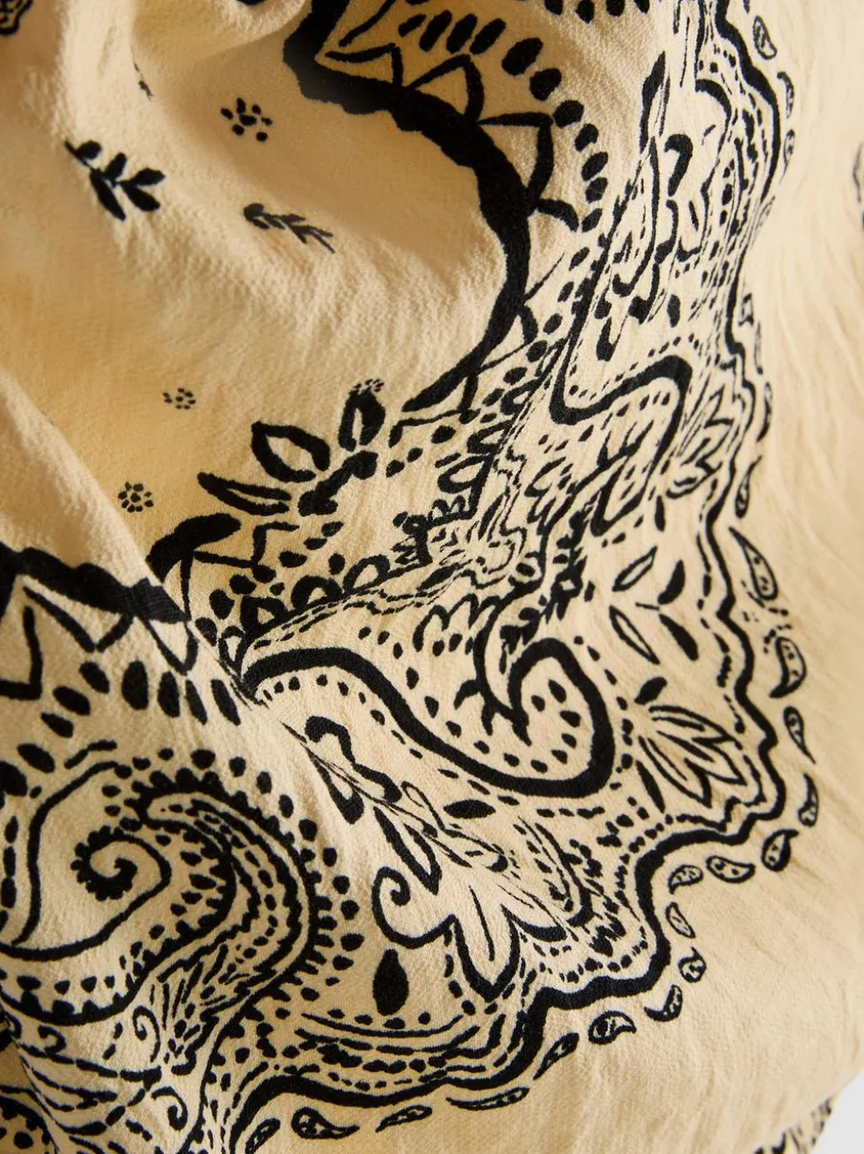 Top corto tipo bandana con estampado de cachemira