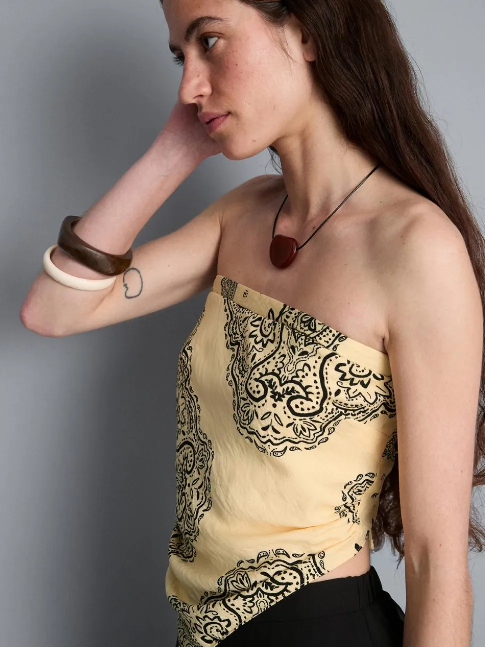 Top corto tipo bandana con estampado de cachemira