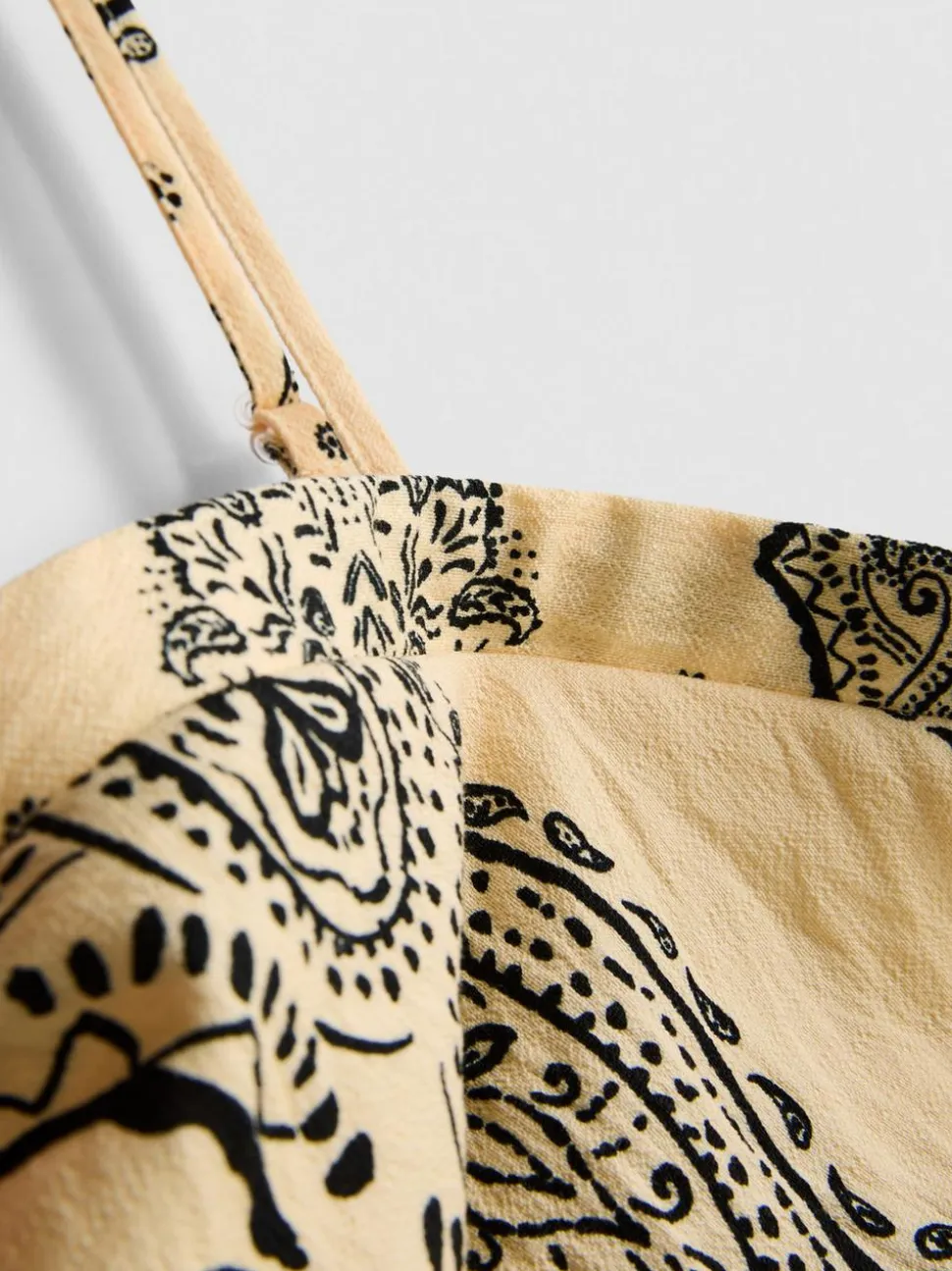 Top corto tipo bandana con estampado de cachemira