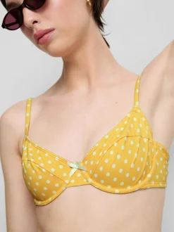 Top de bikini con aros, escote corazón y lunares