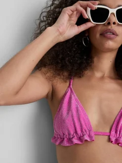 Top de bikini triangular con volantes y brillos