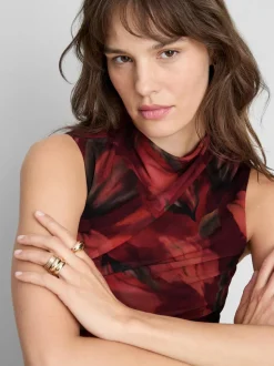 Top de malla floral sin mangas con escote alto
