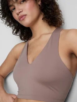 Top deportivo corto con cuello de pico