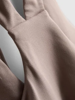 Top deportivo corto con cuello de pico