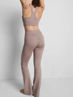 Top deportivo corto con cuello de pico