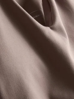 Top deportivo corto con cuello de pico