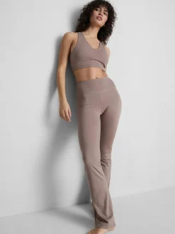 Top deportivo corto con cuello de pico