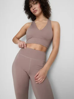 Top deportivo corto con cuello de pico