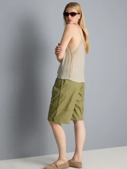 Top de tirantes holgado con ribete de encaje