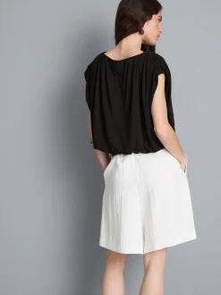 Top drapeado corto con mucho modal