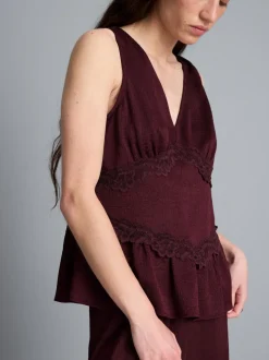 Top fruncido con cuello de pico