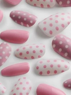 Uñas postizas brillantes con lunares de PS…