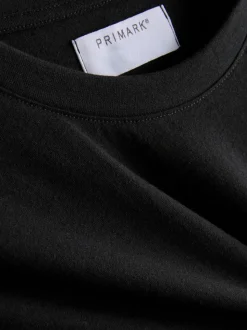 Una camiseta de corte recto con manga corta y cuello redondo