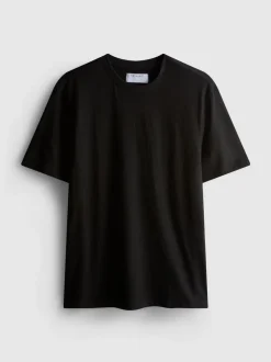 Una camiseta de corte recto con manga corta y cuello redondo