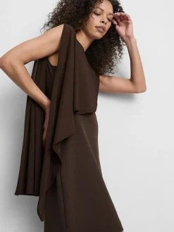 Vestido corto asimétrico de malla con capa