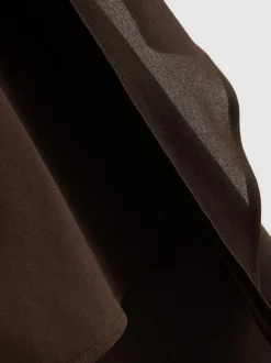 Vestido corto asimétrico de malla con capa