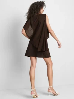 Vestido corto asimétrico de malla con capa