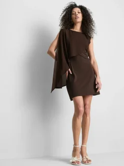 Vestido corto asimétrico de malla con capa