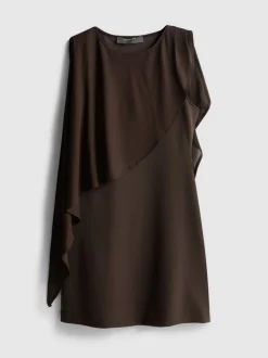 Vestido corto asimétrico de malla con capa