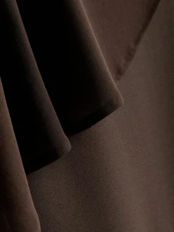 Vestido corto asimétrico de malla con capa