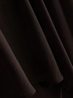 Vestido corto con capa asimétrica