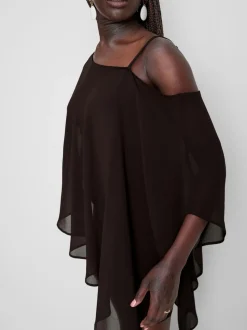 Vestido corto con capa asimétrica