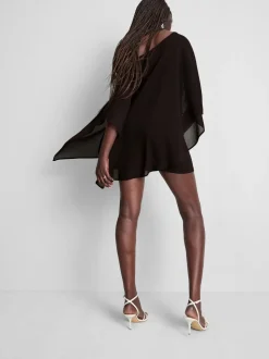 Vestido corto con capa asimétrica