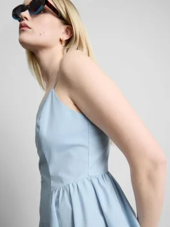 Vestido corto con corsé estructurado