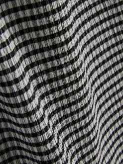 Vestido corto con frunces y manga casquillo