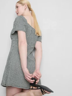 Vestido corto con frunces y manga casquillo