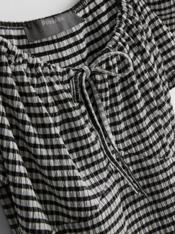 Vestido corto con frunces y manga casquillo