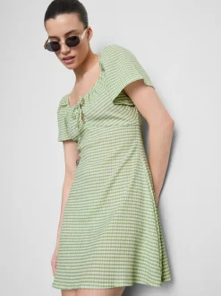 Vestido corto con frunces y manga casquillo