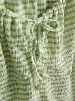 Vestido corto con frunces y manga casquillo
