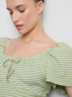 Vestido corto con frunces y manga casquillo