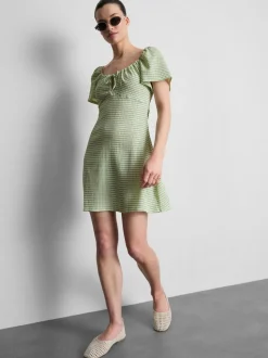 Vestido corto con frunces y manga casquillo