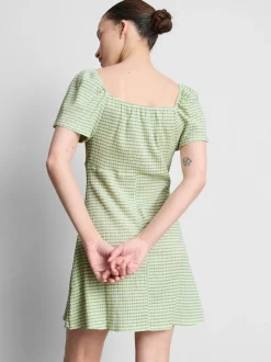 Vestido corto con frunces y manga casquillo