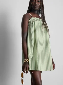 Vestido corto con vuelo de sirsaca