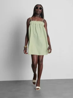 Vestido corto con vuelo de sirsaca
